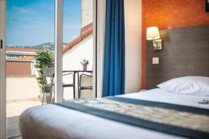 Ένα ή περισσότερα κρεβάτια σε δωμάτιο στο Hôtel Hoche +48 φωτογραφίες