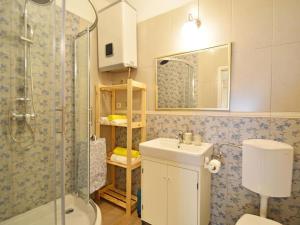 Koupelna v ubytování Apartmani Cmiljina + 8 fotografií
