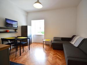 sala de estar con sofá y mesa en Apartmani Cmiljina, en Sveti Juraj