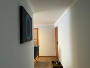 una habitación con una silla y una foto en la pared en Serenity Inn, en Quito