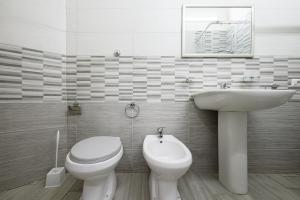 A bathroom at Vico Mastellone 16