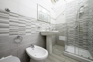 A bathroom at Vico Mastellone 16