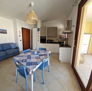 een eetkamer en een keuken met een tafel en stoelen bij Sph24 Appartamento Alghero Via Mazzini in Alghero