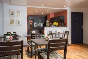 une salle à manger avec des tables et des chaises en bois dans l'établissement Hôtel Hoche, à Cannes