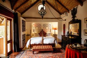Кровать или кровати в номере Amanzi Lodge