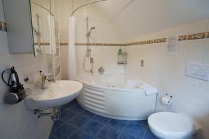 Bilik mandi di Ferienhaus Weiler im Allgäu +35 gambar