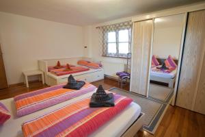 Un pat sau paturi într-o cameră la Ferienhaus Weiler im Allgäu