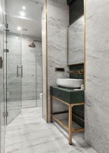 Pera Rasso Hotel في إسطنبول: حمام مع حوض ودش زجاجي