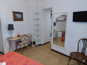 TV a/nebo společenská místnost v ubytování Rooms Palazzo Paladini