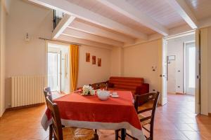 une salle à manger avec une table et des chaises rouges dans l'établissement Splendida Casa SupersanoSalento, à Supersano