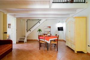 une salle à manger avec une table et des chaises rouges dans l'établissement Splendida Casa SupersanoSalento, à Supersano
