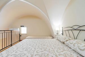 - une chambre avec un grand lit et une voûte dans l'établissement Splendida Casa SupersanoSalento, à Supersano