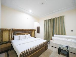 Hotel A-One tesisinde bir odada yatak veya yataklar