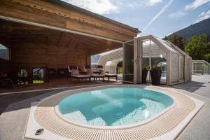 Bazén v ubytovaní Olympia-Relax-Hotel Leonhard Stock alebo v jeho blízkosti