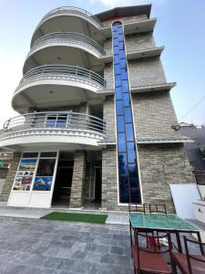 um edifício com uma escada ao lado em Hotel Pokhara Suites em Pokhara