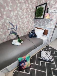 un piccolo divano con cuscini e una pianta di Melaka-Private Pool/19pax Vacation Home/BBQ a Paya Rumput