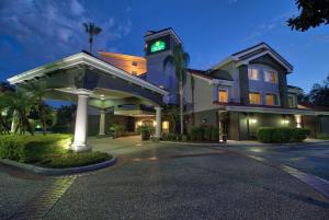 ein Hotel mit einem Uhrturm vor einem Gebäude in der Unterkunft La Quinta by Wyndham Orlando I Drive/Conv Center in Orlando