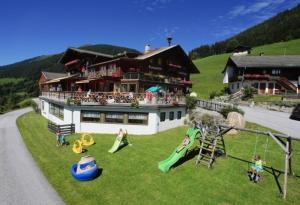 una casa con un parco giochi di fronte di Alpengasthof Rechtegg a Neukirchen am Grossvenediger