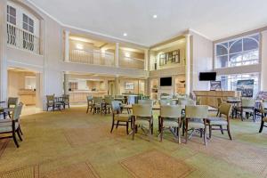 a large dining room with tables and chairs at La Quinta by Wyndham Orlando I Drive/Conv Center in Orlando