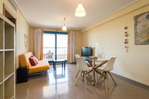 A television and/or entertainment centre at ApartUP Patacona Orchard Views