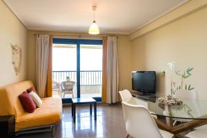 A television and/or entertainment centre at ApartUP Patacona Orchard Views