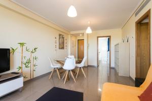 A television and/or entertainment centre at ApartUP Patacona Orchard Views