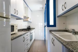 A kitchen or kitchenette at ApartUP Patacona Orchard Views