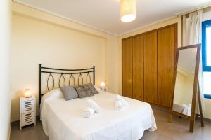 A bed or beds in a room at ApartUP Patacona Orchard Views
