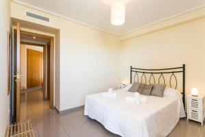 A bed or beds in a room at ApartUP Patacona Orchard Views