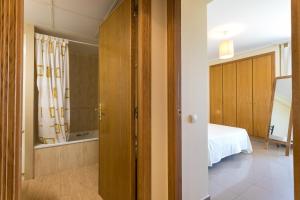 A bed or beds in a room at ApartUP Patacona Orchard Views