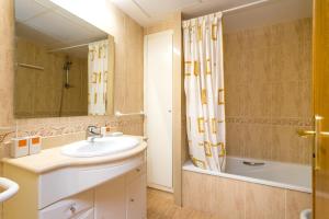 A bathroom at ApartUP Patacona Orchard Views