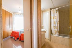 A bathroom at ApartUP Patacona Orchard Views