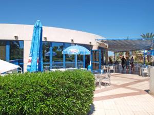 A restaurant or other place to eat at ApartUP Patacona Orchard Views
