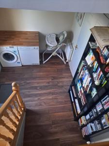 sala de estar con escalera y lavadero con lavadora en Fearmore view, en Kildare