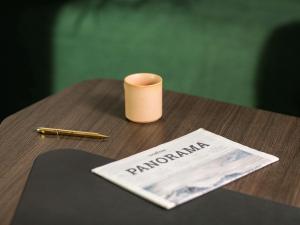uma caneta sentada em cima de uma mesa com um papel em Novotel Paris Porte Versailles em Paris