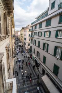 uma vista superior de uma rua numa cidade com edifícios em Correnti Boutique Hotel Gold em Sanremo