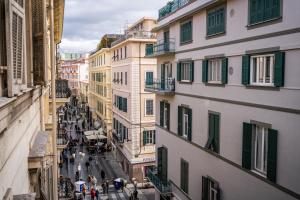 een uitzicht op een stadsstraat vanuit een gebouw bij Correnti Boutique Hotel Gold in Sanremo