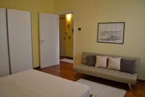 ein Wohnzimmer mit einem Sofa und einem Bett in der Unterkunft Apartments Via Spano - self check in in Alghero