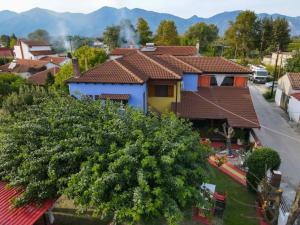 a blue and yellow house in a residential neighborhood at Casa Rita in Aridaia