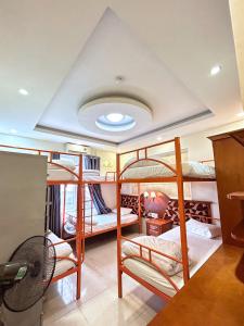 Двухъярусная кровать или двухъярусные кровати в номере Ha Long Starlight Hostel