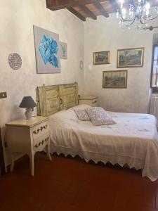 Casale di mamma Antonella في أريتسو: غرفة نوم بسرير وطاولة مع مصباح