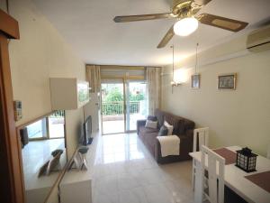 A television and/or entertainment centre at Luminoso apartamento en SALOU con TERRAZA y PARQUE INFANTIL IDEAL FAMILIAS