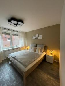 - une chambre avec un grand lit et une fenêtre dans l'établissement B&O Vermietung, à Kerken