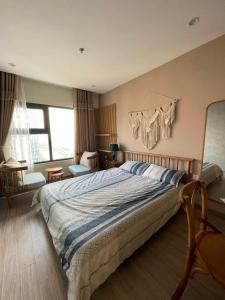 1 dormitorio con 1 cama grande en una habitación en NK#Homestay#Vinhomes#Oceanpark#1PN#C37, en Gia Lâm Pho