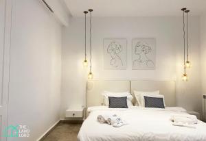 um quarto com duas camas e duas luzes pendentes em New 1 bd with garden and sea side at Marsa Cornich em Douar el Hafey
