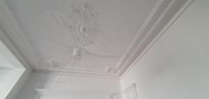 a ceiling with a ceiling fan in a room at Hôtel particulier - Le 119 in Valenciennes