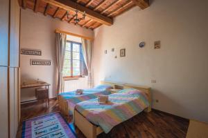 1 dormitorio con 2 camas y mesa. en Casa Livia - Stately house with elevator en Lucignano