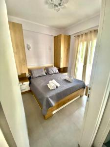 a bedroom with a bed with two towels on it at Σουίτα Αλέξανδρος in Pefkochori