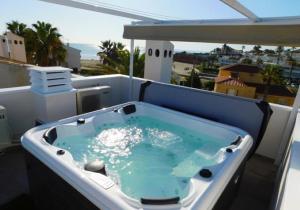 The swimming pool at or close to DUPLEX NOSY BE vue sur mer avec solarium et jacuzzi