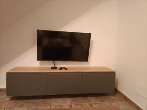 A television and/or entertainment centre at DUPLEX NOSY BE vue sur mer avec solarium et jacuzzi